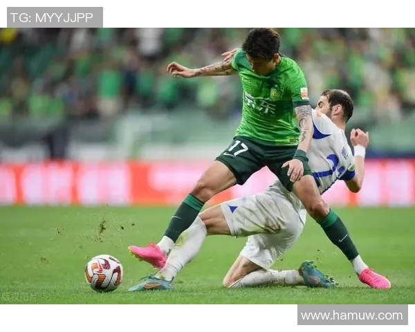 杨立瑜精彩突破传中助力球队进攻展现个人风采与团队配合的完美结合 杨立瑜精彩突破传中助力球队进攻展现个人风采与团队配合的完美结合