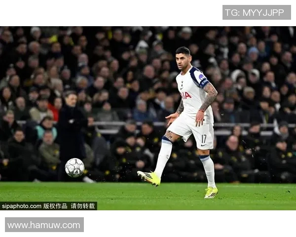 英超解说员因不当言论被罚,博物馆演员融入战术分析引争议